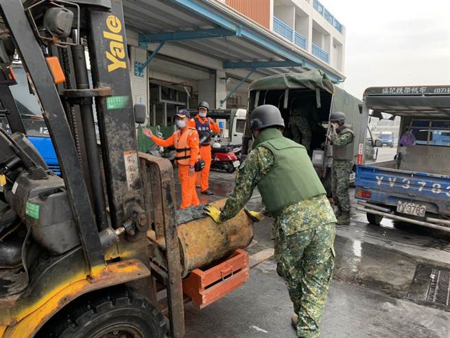 高雄蚵仔寮渔港的渔船在捞网时发现MK6型深水炸弹，其威力大于一般炸弹，可炸断一艘3千吨以上的军舰。（图／海巡署提供）