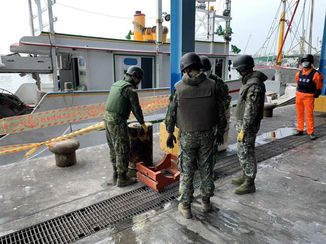 高雄蚵仔寮渔港的渔船在捞网时发现MK6型深水炸弹，其威力大于一般炸弹，可炸断一艘3千吨以上的军舰。（图／海巡署提供）