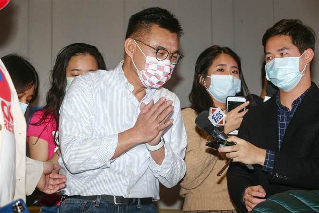 国民党青年部22日举办「国民党动物日」，日前传出江启臣农历春节前将拜会朱立伦，被质疑是否想联朱抗韩？对此江启臣22日受访证实，过年前将拜会歷任党主席，包括朱立伦，但目的是基于请益党务工作，让党更好。（邓博仁摄）