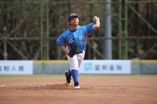 福林国小先发投手高施諠虽然控球不稳，不过龟山国小总教练李政达看好有未来性。（中华棒协提供）