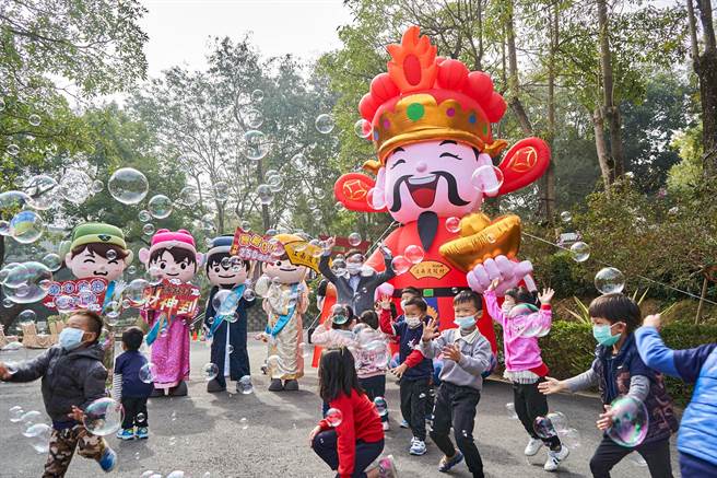 台糖尖山埤江南渡假村设置了超过5公尺的「聚财神」迎宾，是今年春节最喜气的拍照打卡景点。（江南渡假村提供／刘秀芬台南传真）