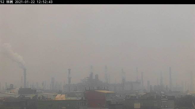 今天環境風場為偏東風，西半部位於背風側，水平及垂直擴散條件較差，污染物易累積於近地表。（翻攝自空氣品質監測網／林良齊台北傳真）