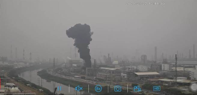 林园亚聚排黑烟，挨罚153万元。（高巿府环保局提供／曹明正高雄传真）