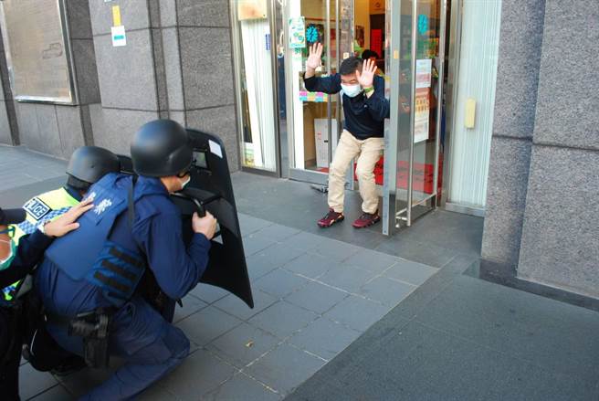 文山二警方举办防抢演练。（警方提供，文：陈鸿伟）