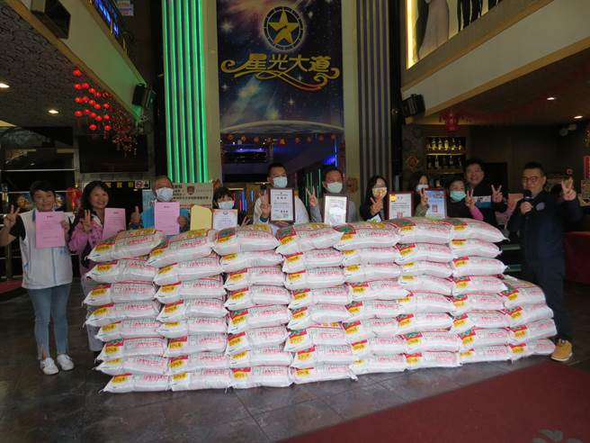 苗栗市1间音乐会馆虽受疫情影响生意，仍坚持10年来捐白米做爱心，22日举办捐赠仪式，9个社会团体受惠。（巫静婷摄）