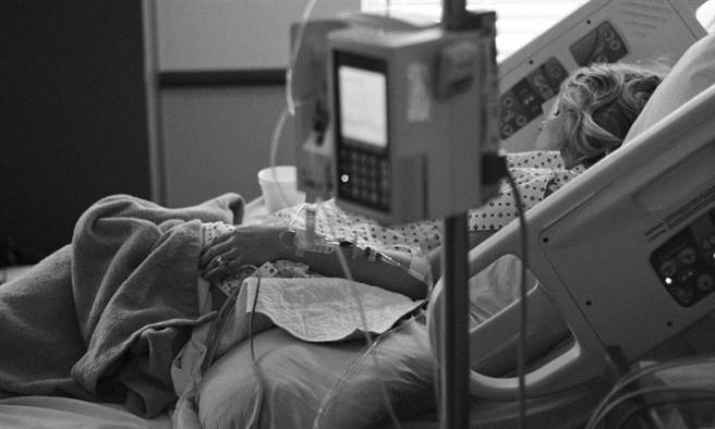 安养中心住民是新冠肺炎重症的高风险群，通常列入疫苗接种的优先名单。但对于疫苗不良反应的承受度也增添风险。图片来源 / Pixabay 康健杂志提供）