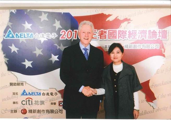 美国前总统柯林顿（左）、国民党台北市议员游淑慧（右）。（图／取自游淑慧脸书）