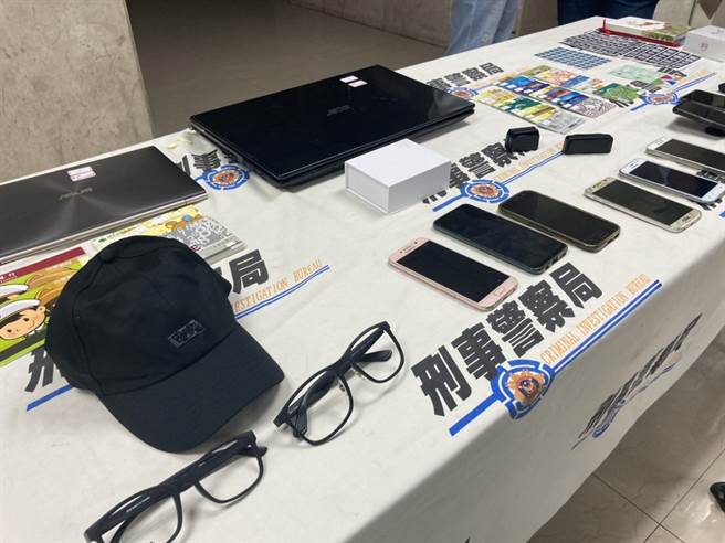 警方查获涉案信用卡及相关卡片35张、信用卡侧录机4台、侧录工具、盗刷商品Airpods Pro 耳机、笔记型电脑、做案偽装用眼镜、外套、背包、帽子等赃证物。（林郁平摄）