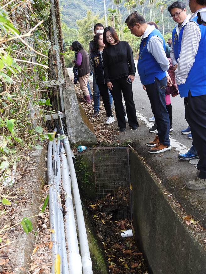 南投縣長林明溱22日視察包括國姓路九芎坪橋等多處國姓鄉待改善排水溝、農路。（南投縣政府提供／黃立杰南投傳真）