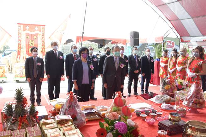 22日举行动土仪式，彰化县长王惠美，农委会副主委黄金城等人到场，王惠美说，乐见大成引进最先进的蛋鸡场至彰化，提升彰化整体蛋机产业，希望能提供更多就业机会，吸引青年返乡。(吴建辉摄)