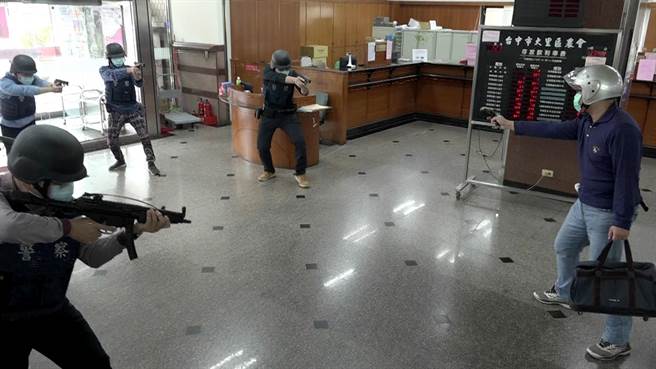 春节将至，台中市警局雾峰分局，举行防抢演练，模拟金融机构遭遇抢劫，员警荷枪实弹，逮补嫌犯。（雾峰分局提供／黄国峰台中传真）