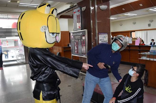 台中市警局雾峰分局，举行防抢演练，模拟金融机构遭遇抢劫，演练过程重现电影《破坏之王》桥段，「放开那女孩」逼真又爆笑。（雾峰分局提供／黄国峰台中传真）