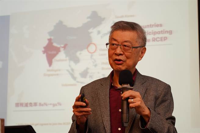 行政院前院长陈冲今（22）日在文化大学举行的一场论坛中表示，面对亚太纪元起步，拜登喊出的「美国回来了」已成美国流行语，台湾也面临摊牌时刻，「但赶得上这班车吗？」(文化大学提供／李侑珊台北传真)