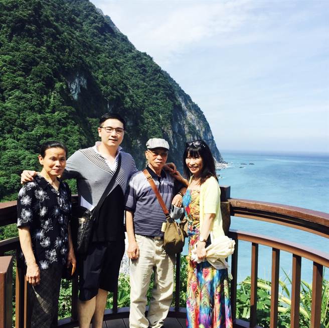 永庆房屋弹性工作八小时制度，让张恒华(左二)能妥善安排时间与家人出游。(图/永庆房屋提供)