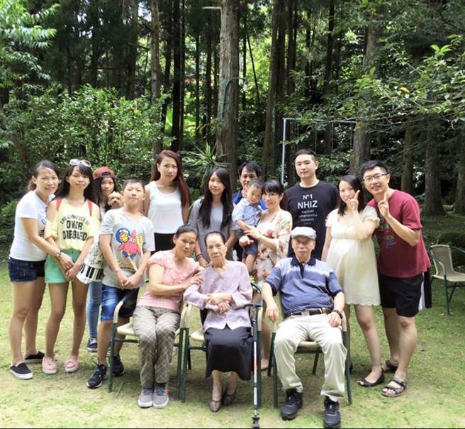 孝顺的张恒华经常带着家人到处游玩，彼此感情十分深厚。(图/永庆房屋提供)