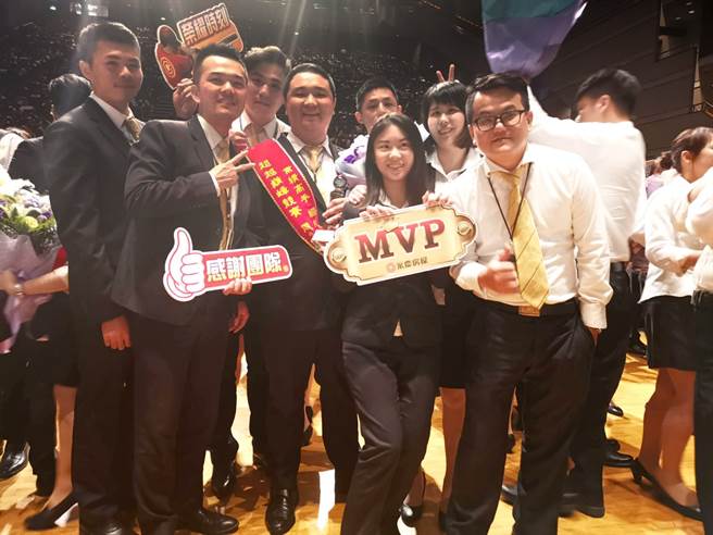 公司每年都会颁奖鼓励绩优经纪人，让大家上台领奖。(图/永庆房屋提供)