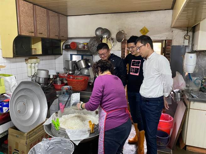 台中市议员施志昌、黄守达与林祈烽体验手作萝卜糕。（王文吉摄）