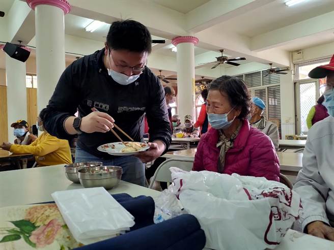 台中市议员施志昌（左）到福兴关怀协会分送萝卜糕，祝福长辈好彩头。（王文吉摄）
