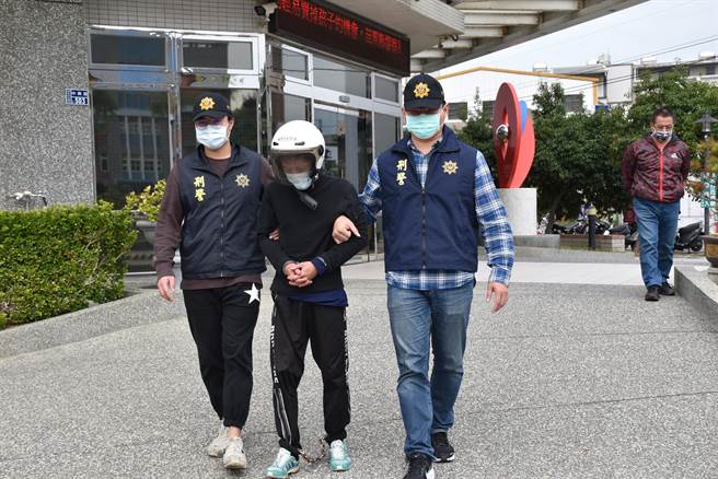 頭份警分局21日逮捕連續行竊透天民宅梁姓慣竊，偵查隊警務員戴聖隆（右，著紅衣）獨力壓制逮捕梁嫌。（謝明俊攝）