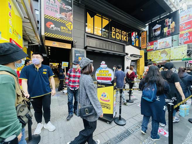 发手环入场人潮剧减？唐吉诃德改回开放现场排队。（吴康玮摄）