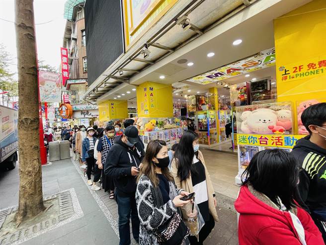 发手环入场人潮剧减？唐吉诃德改回开放现场排队。（吴康玮摄）