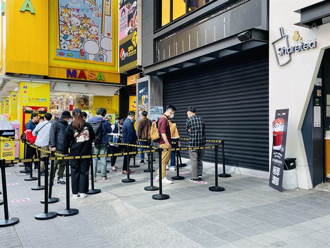 发手环入场人潮剧减？唐吉诃德改回开放现场排队。（吴康玮摄）