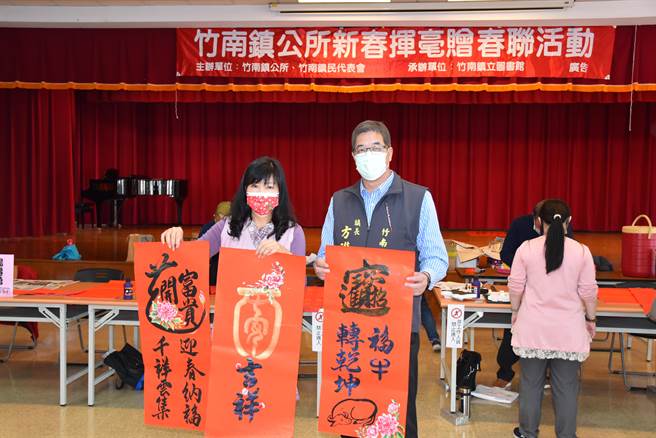 竹南镇公所举办捐发票换春联活动，竹南镇长方进兴鼓励镇民踊跃捐赠发票协助家扶中心。（谢明俊摄）