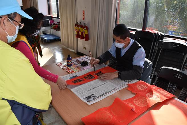 竹南镇公所请来13名书法名家当眾挥毫。（谢明俊摄）