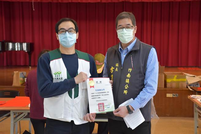 竹南家扶中心感谢竹南镇公所协助募集发票救助弱势学童。（谢明俊摄）