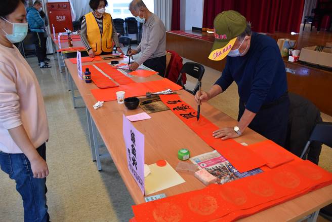 竹南镇公所请来13名书法名家当眾挥毫。（谢明俊摄）