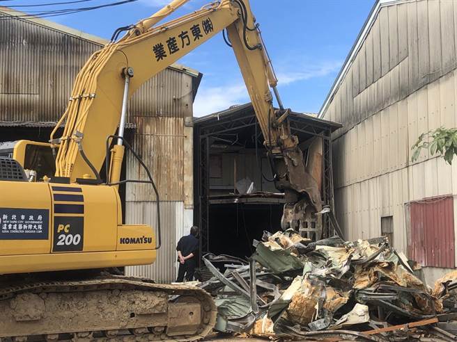 新庄区琼林南路上一处违建铁皮屋，日前开设赌场遭查获 ，工务局今前往拆除。（新庄分局提供／李俊淇新北传真）
