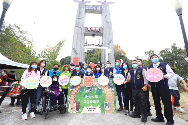 台中市政府观旅局斥资1700万元，延伸蝙蝠洞步道建设全长达880公尺的环状生态路线，22日在步道登山口百蝠桥举办完工启用典礼。（冯惠宜摄）