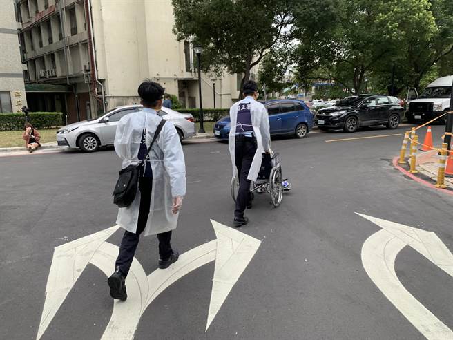 矫正署桃园监狱送犯人至部桃进行二次採检。（姜霏摄）