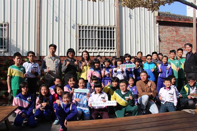 左5顶新和德文教基金会萧巧怡副执行长。左4永靖国小苏月妙校长。左3永西村村长胡耿铭(顶新和德文教基金会照片提供)