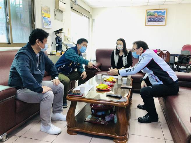 新北市中和区长赖俊达今（22日）上午亲自拜访南山福德宫与总干事游辉文及庙方代表商讨春节发财金发放事宜，庙方决议全力配合政府防疫政策，今年春节期间取消发财金发放。（中和区公所提供）