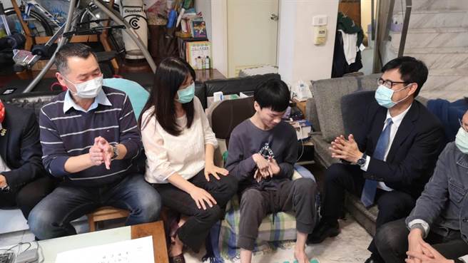 高雄市长陈其迈22日下午前往蔡东霖家中探视关怀他，肯定父母在每一段学习成长歷程给予东霖满满的爱，支持他勇敢克服障碍，活出精采人生。（林雅惠摄）