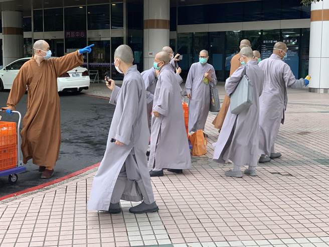 功德山法师一行人约10多人，一同到部桃进行洒水祈福仪式。（姜霏摄）