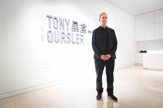 湯尼．奧斯勒（Tony Oursler）為高美館《黑盒－幻魅於形：湯尼・奧斯勒》特展帶來60件經典錄像裝置作品、實驗短片及電影作品。（袁庭堯攝）