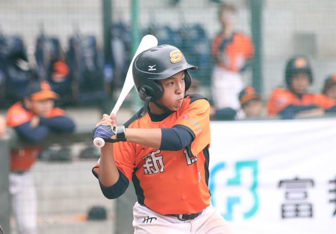 新街国小全锡安力量大，敲出本届富邦杯少棒首轰。（中华棒协提供）