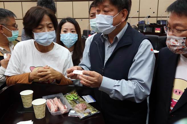 國民黨台南市議員22日在議會拿出豬肉品要求市府官員當場篩檢萊劑。（國民黨台南市議會黨團提供／程炳璋台南傳真）