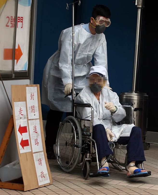 1名矫正署桃园监狱的受刑人，在专人戒护下前往部立桃园医院採检。（范扬光摄）