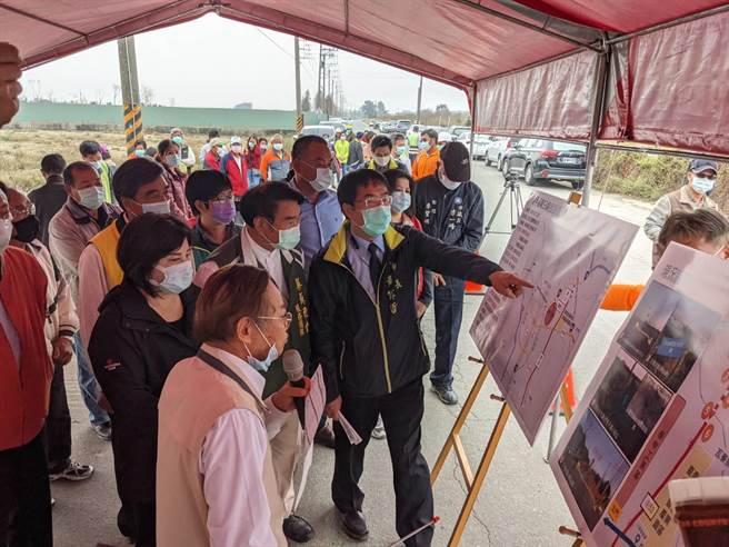 台南市长黄伟哲视察学甲区南53线道路拓宽工程。（台南市工务局提供／刘秀芬台南传真）
