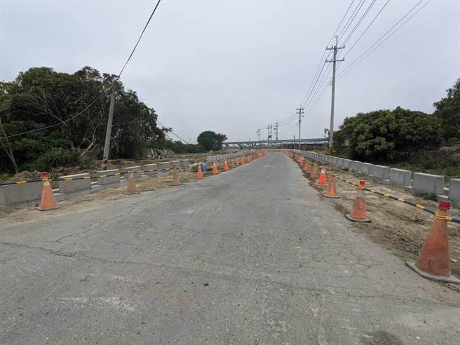 台南市府办理南53线（台19线至西寮排水分线）后段道路拓宽工程，预计4月底前完工全线通车。（台南市工务局提供／刘秀芬台南传真）