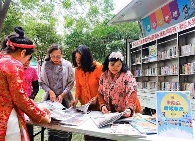 新北市行动图书车特别推出「东南亚阅读」服务，以解新住民思乡情。（新北市立图书馆提供）