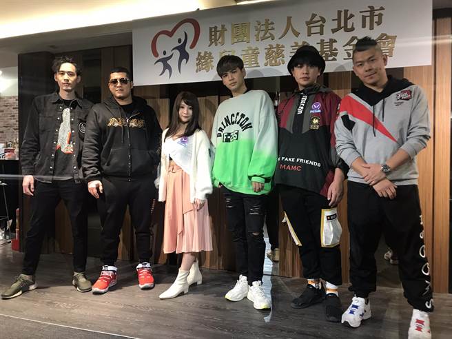 陈零九、「含羞草」草爷、黄劲棠、小泱、大亨、麻吉弟弟等人，今出席「名人慈善圣诞德州大赛」公益捐赠活动。（红心字会提供）