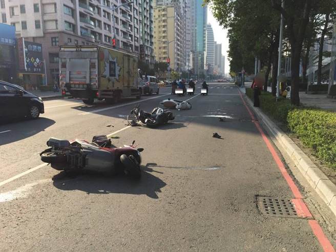 杨姓机车骑士追撞欲捡拾手机的顏姓骑士男子，倒地后伤势严重，经送医院急救后，因休克及失血过多宣告不治。（警方提供／林雅惠高雄传真）