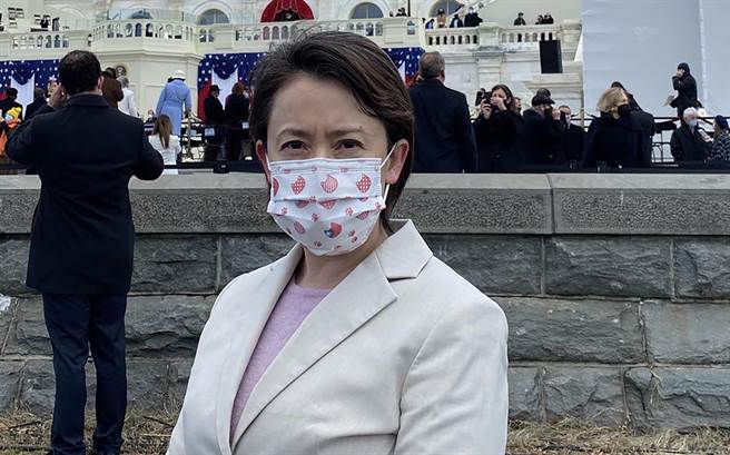 驻美代表萧美琴参加美国总统拜登就职典礼，是否有邀请函问题爆出争议。（图／萧美琴推特@bikhim)