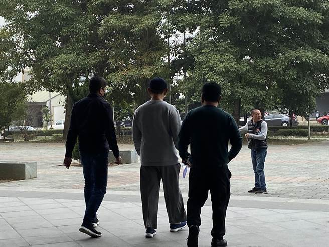 台湾地下博弈教父陈盈助（中）今天出庭后，由友人陪同离开嘉义地检署。（廖素慧摄）