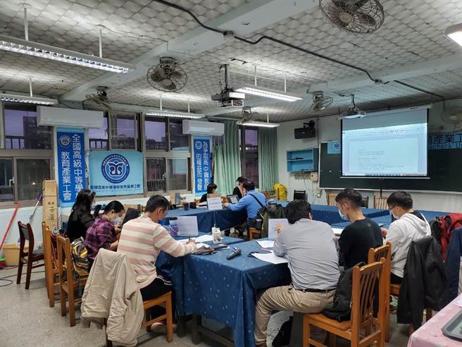 全中教教师群解析学测社会科题目。（全中教提供／林志成台北传真）
