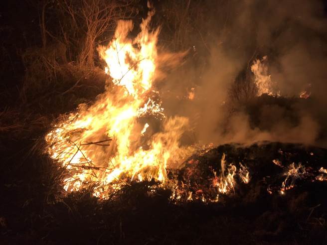 苗栗县苑里镇山脚里苑里溪附近1处水利地，21日晚间发生火警。（苗栗县环保局提供／巫静婷苗栗传真）
